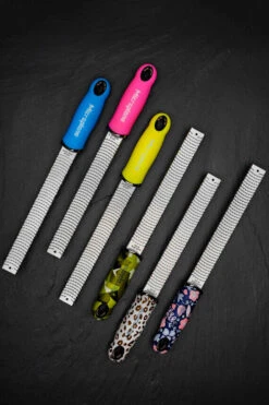 Microplane Premium Series Zesteur - Rasp 33 Cm Rvs Neon Pink -Keukengerei Verkoop microplane premium series zesteur rasp 33 cm rvs neon pink 2