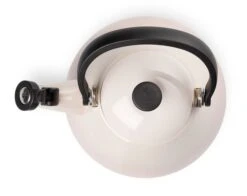 Le Creuset Kone Fluitketel 1,6 Liter Staal Shell Pink 7 Le Creuset Kone Fluitketel 1,6 Liter Staal Shell Pink -Keukengerei Verkoop rs8933 lc 20190711 th ps 0652 2 scr